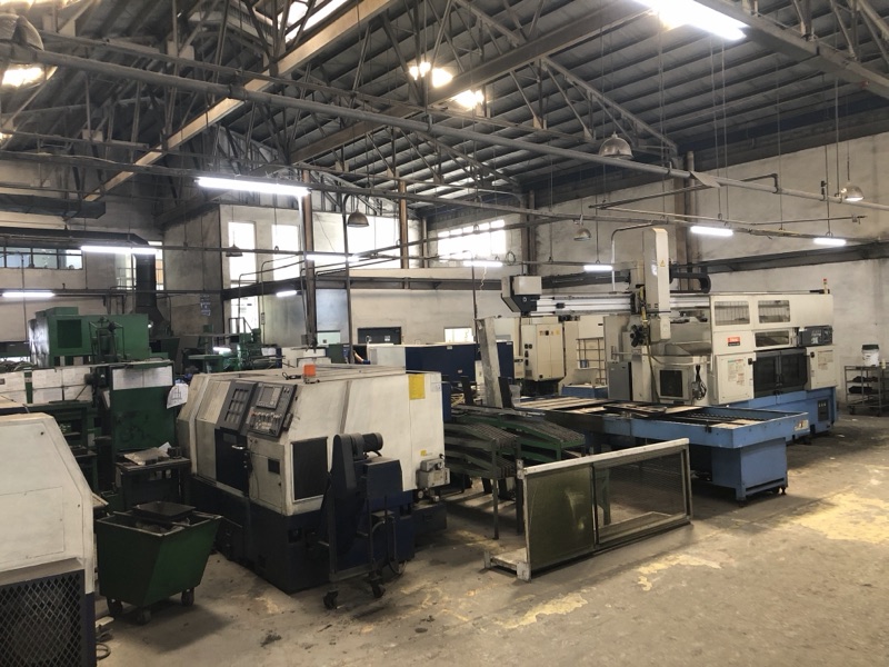 CNC lathe and vertical machining center in the Metercor machine shop