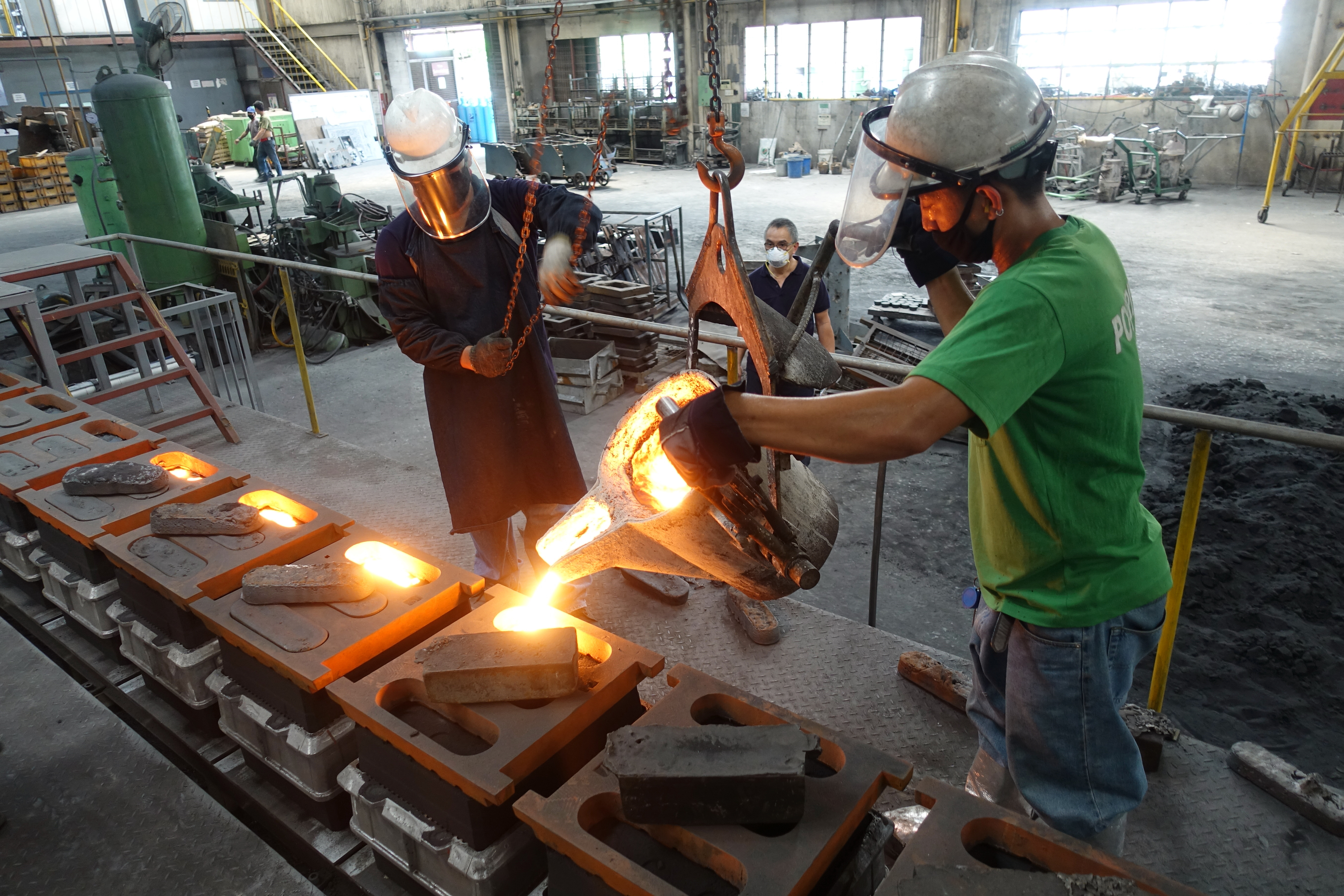 METERCOR pourers — molten metal into molds